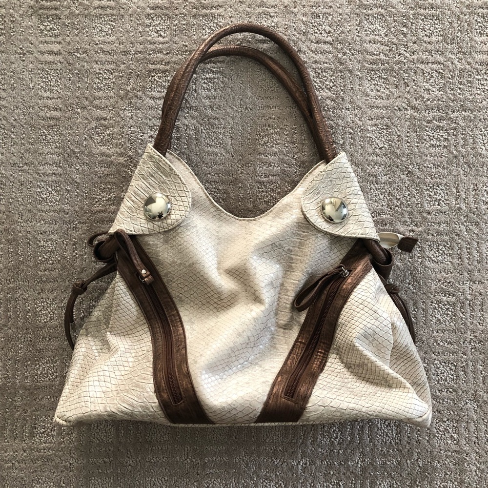 Spacious and stylish purse!